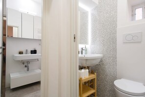Een douche, een haardroger, een bidet, handdoeken
