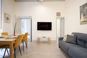 Smart-TV, Bücher, Musikbibliothek, Videothek