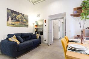 Een smart-tv, boeken, een muziekbibliotheek en een filmbibliotheek
