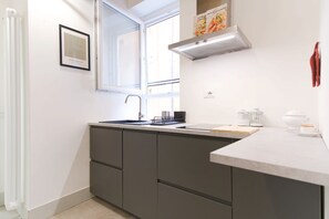 Fridge, microwave, oven, stovetop - Elegantis.it Trastevere Modern Apartment Comfort in Rome Most Charming District (Roma)