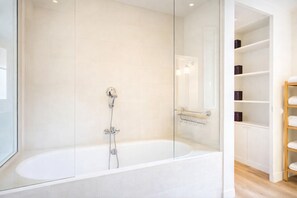 Hair dryer, bidet, towels, soap - Elegantis.it Monti Royal Apartment with Terrace (Roma)