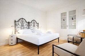 3 habitaciones, escritorio y tabla de planchar con plancha 