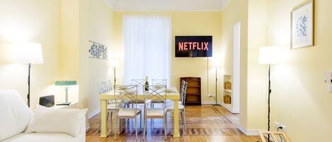 Smart-TV, bøker, musikkbibliotek og filmbibliotek