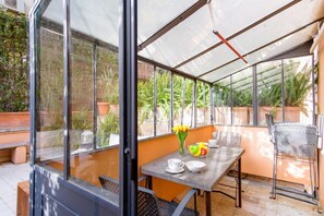 Outdoor dining - Elegantis.it Monti Royal Apartment with Terrace (Roma)