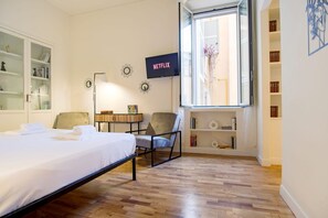 3 chambres, bureau, fer et planche à repasser, lit parapluie