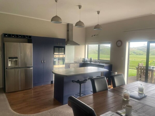 Oven, stovetop, dishwasher - Rustic Red Barn (Waerenga)