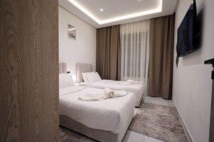 Ropa de cama de alta calidad y caja de seguridad en la habitación 