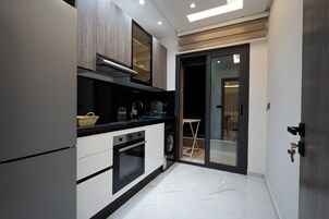 Refrigerador con freezer, microondas, horno, placa de cocina