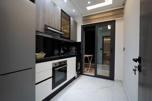 Departamento Deluxe, 2 habitaciones, vista a la ciudad | Cocina privada | Refrigerador con congelador, microondas, horno y parrilla de estufa