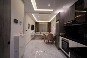 奢华公寓, 3 间卧室, 城市景观 | 起居区 | 45-英寸纯平电视（配备卫星频道）、Netflix、流媒体服务