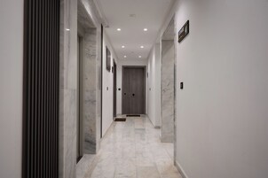 Ropa de cama de alta calidad y caja de seguridad en la habitación 