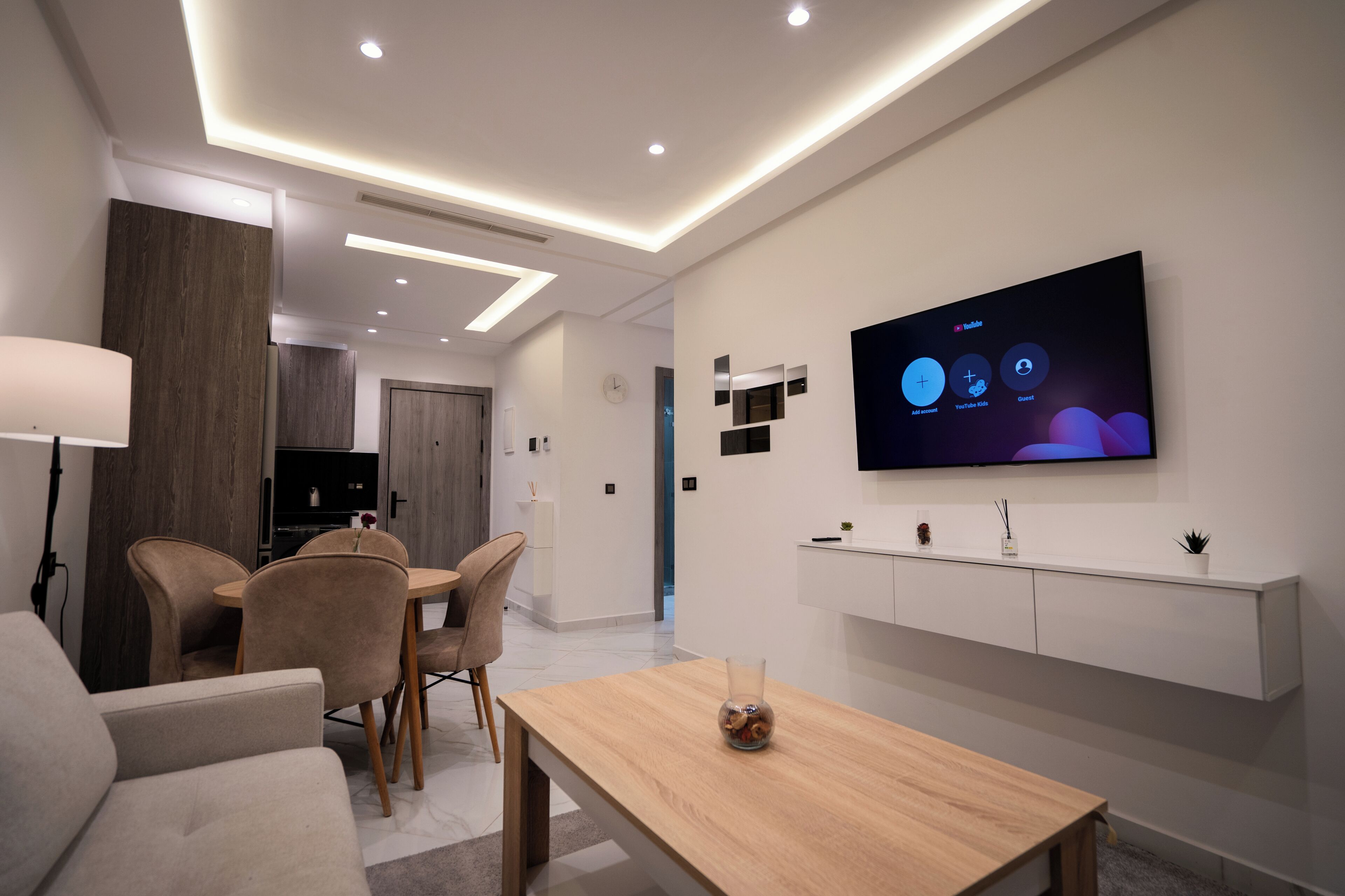 Appartement luxueux, 3 chambres, vue sur la ville | Aire de séjour | Téléviseur à écran plat de 45 po avec télévision par satellite, Netflix