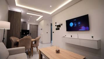 Appartement luxueux, 3 chambres, vue sur la ville | Aire de séjour | Téléviseur à écran plat de 45 po avec télévision par satellite, Netflix