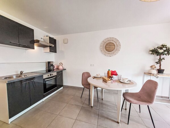 冷蔵庫、オーブン、調理器具と食器