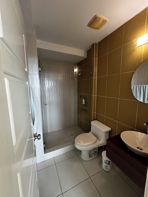 Serviettes fournies, papier de toilette