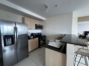 Mikrobølgeovn, ovn, kaffetrakter/tekoker og hurtigmikser