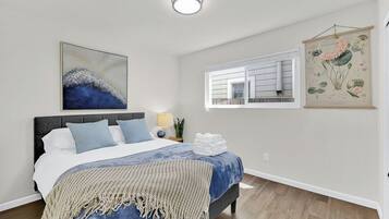 2 chambres, bureau, fer et planche à repasser, lit parapluie