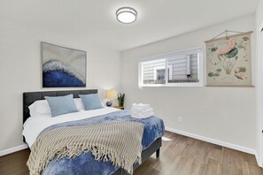 2 habitaciones, escritorio y tabla de planchar con plancha 