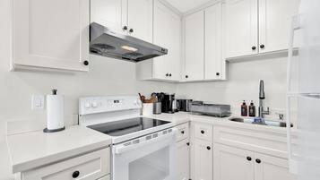 冷蔵庫、電子レンジ、オーブン、コンロ