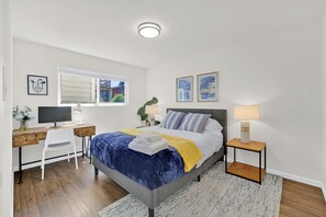 2 chambres, bureau, fer et planche à repasser, lit parapluie