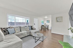 TV connectée, livres, écrans d'ordinateur