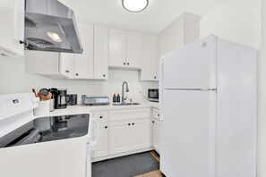 Refrigerador, microondas, horno y parrilla de estufa 