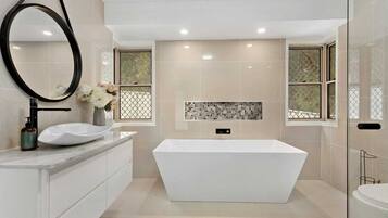 Douche, sĂšche-cheveux, serviettes fournies, savon