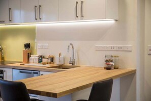 Private kitchen - Cumberland Street 3 deluxe apartment (Dunedin)
