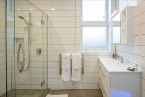 Bathroom - Cumberland Street 2 deluxe apartment (Dunedin)
