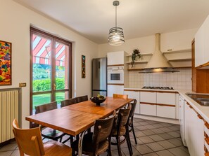 Fridge, oven, dishwasher, cookware/dishes/utensils