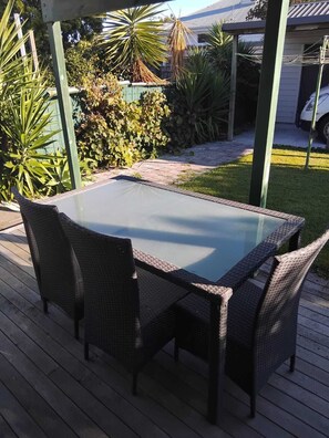 Outdoor dining - Charming 3-bedroom house walking distance to the wonderful Napier, marine parade (Napier)