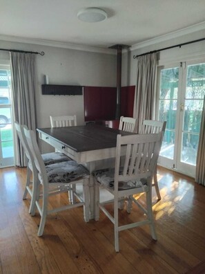 Dining - Charming 3-bedroom house walking distance to the wonderful Napier, marine parade (Napier)