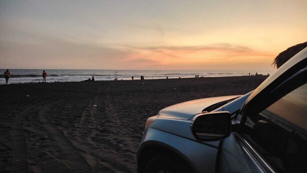 A car parked on a beach with a sunset in the background. - Chalet & hotel with private Sw pool for 6 to 9  people Puerto San José Guatemala (Puerto San José)