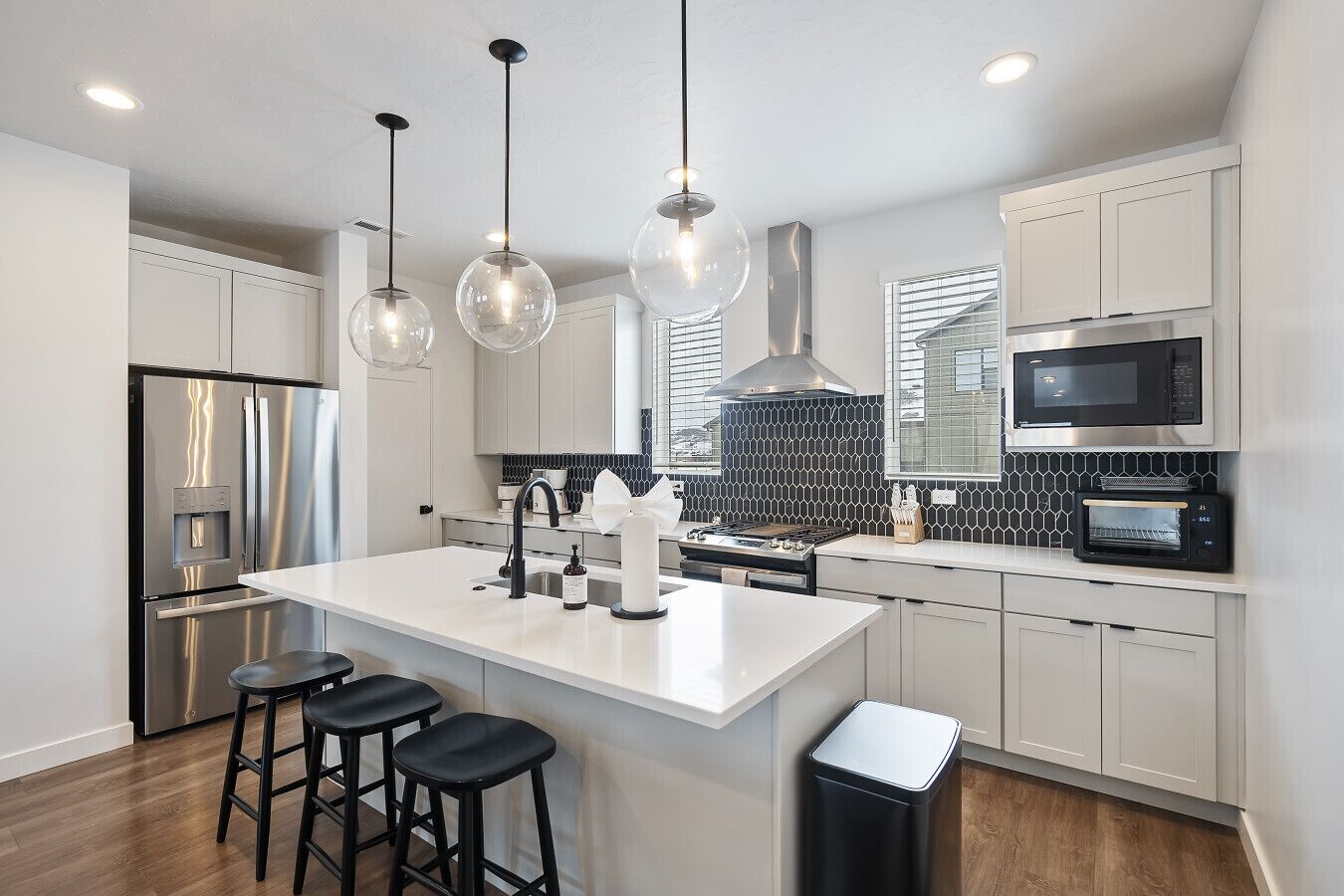 Réfrigérateur, micro-ondes, plaque de cuisson, cafetière/bouilloire