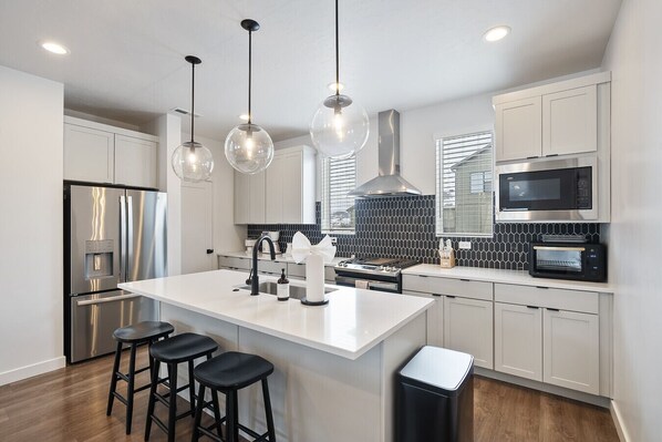 Frigorífico, microondas, placa de cocina y cafetera o tetera