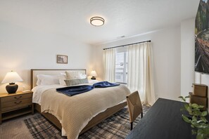 4 habitaciones, escritorio y tabla de planchar con plancha 