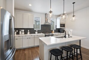 Réfrigérateur, micro-ondes, plaque de cuisson, cafetière/bouilloire