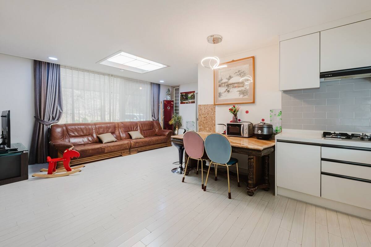 Un apartamento moderno con sala de estar, comedor y cocina.