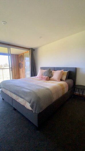 3 bedrooms, travel cot, free WiFi, bed sheets