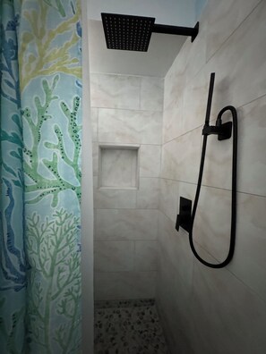 Douche, sĂšche-cheveux, serviettes fournies, savon