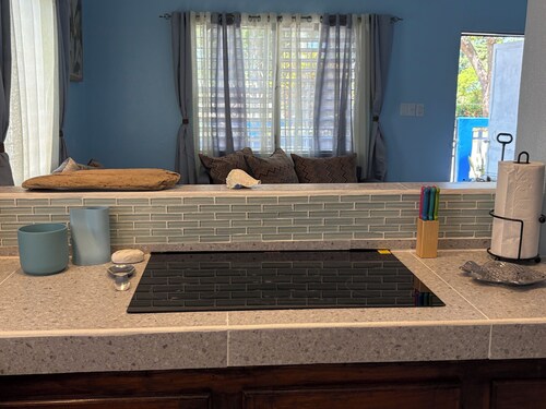 Charming 2-bedroom house with AC, WiFi in adorable Dangriga