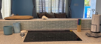 Charming 2-bedroom house with AC, WiFi in adorable Dangriga