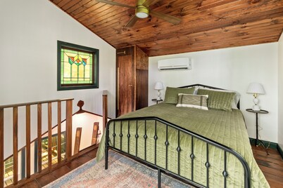 Private Treehouse getaway on Lake Barkley. Luxury in the trees!