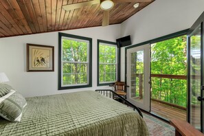 2 bedrooms, WiFi, bed sheets - Private Treehouse getaway on Lake Barkley.  Luxury in the trees! (Cadiz)