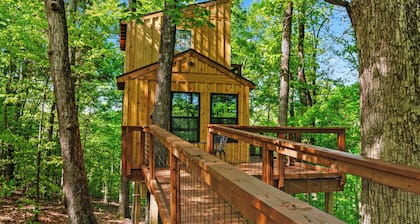Private Treehouse getaway on Lake Barkley. Luxury in the trees!