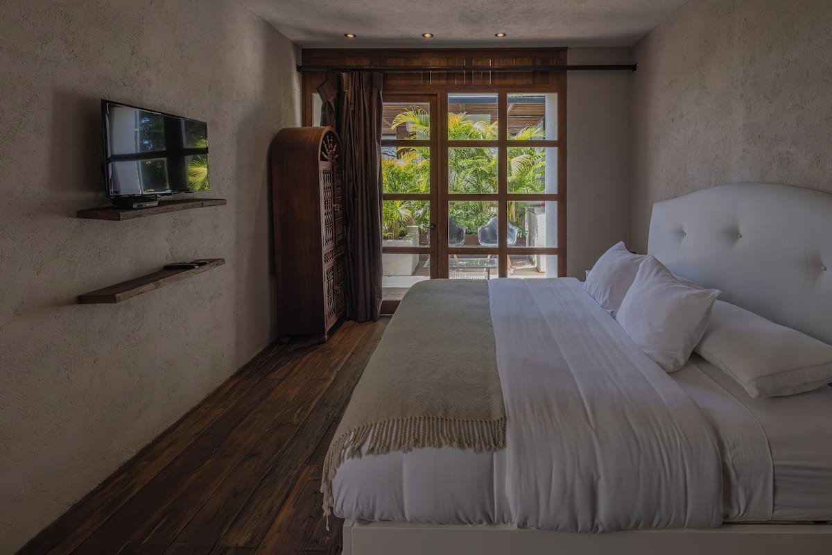 Deluxe Room | 1 bedroom, Egyptian cotton sheets, premium bedding, memory foam beds
