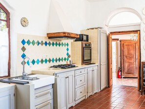 Frigorifero, microonde, forno, lavastoviglie