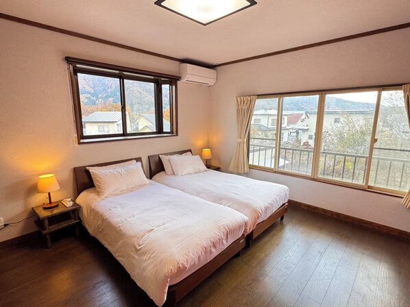 Biệt thự dành cho gia đình, quang cảnh núi | 4 phòng ngủ, bàn, khu vực làm việc phù hợp cho laptop, màn/rèm cản sáng 