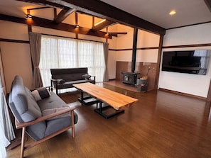 Familie villa, uitzicht op bergen | Woonruimte | Smart-tv, een open haard, Netflix en streamingdiensten