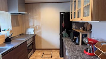 Family Villa, Mountain View | Private kitchen | Fridge, microwave, oven, stovetop